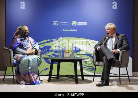 Il primo Ministro Boris Johnson con il primo Ministro del Bangladesh Sheikh Hasina Wazed durante un incontro bilaterale durante il vertice del Cop26 presso lo Scottish Event Campus (SEC) a Glasgow. Data foto: Martedì 2 novembre 2021. Foto Stock