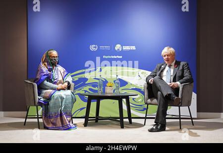 Il primo Ministro Boris Johnson con il primo Ministro del Bangladesh Sheikh Hasina Wazed durante un incontro bilaterale durante il vertice del Cop26 presso lo Scottish Event Campus (SEC) a Glasgow. Data foto: Martedì 2 novembre 2021. Foto Stock