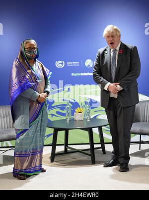 Il primo Ministro Boris Johnson con il primo Ministro del Bangladesh Sheikh Hasina Wazed durante un incontro bilaterale durante il vertice del Cop26 presso lo Scottish Event Campus (SEC) a Glasgow. Data foto: Martedì 2 novembre 2021. Foto Stock