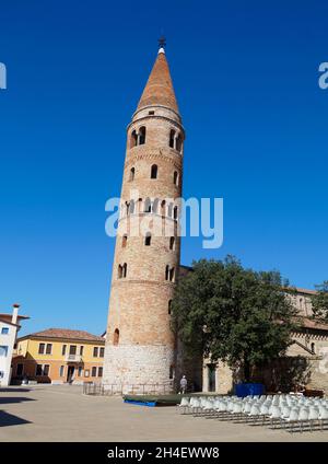 La cattedrale di Santo Stefano nella città mediterranea di Caorle nel Mare Adriatico, Italia del Nord Foto Stock