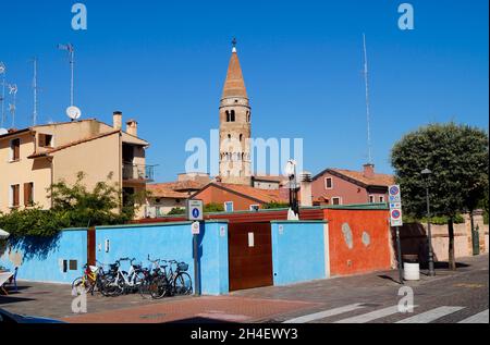 La cattedrale di Santo Stefano nella città mediterranea di Caorle nel Mare Adriatico, Italia del Nord Foto Stock