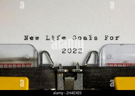 Nuovi obiettivi di vita per il 2022 scritto su una vecchia macchina da scrivere Foto Stock