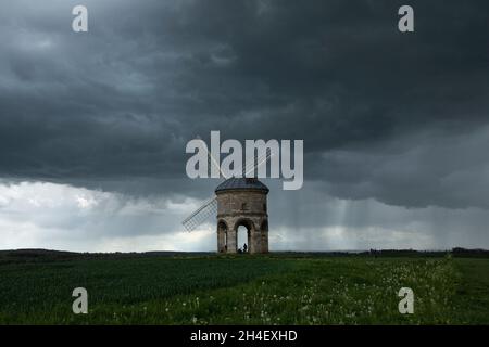 Chesterton mulino con tempesta di avvicinamento, Warwickshire, Inghilterra, Regno Unito. Foto Stock