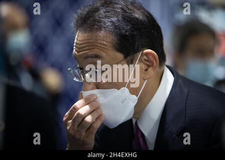 Glasgow, Regno Unito. Il primo Ministro del Giappone, Fumio Kishida, partecipa al Padiglione del Giappone nella zona Blu della 26a Conferenza delle Nazioni Unite sui cambiamenti climatici, nota come COP26, a Glasgow, Regno Unito, il 2 novembre 2021. Foto: Jeremy Sutton-Hibbert/Alamy Live News. Foto Stock