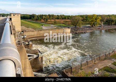 Scendi dalla diga di Carlyle a il. Su pianure boscose e acque turbolente che fluiscono dal lago di Carlyle fino alla via di fuoriuscita per il fiume Kaskaskia. Foto Stock