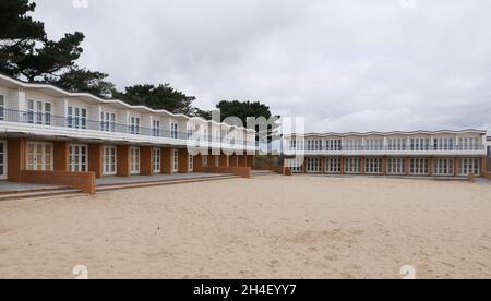 10 settembre 2021 - Poole, Dorset: Chalet a due piani dietro la spiaggia Foto Stock