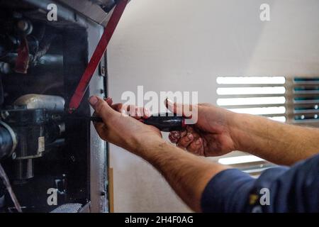 Augusta, Germania. 08 ottobre 2021. Un uomo lavora sul radiatore di un autobus con gas naturale/gas naturale compresso (CNG) per l'utilità comunale di Augusta. Credit: Finn Winkler/dpa/Alamy Live News Foto Stock