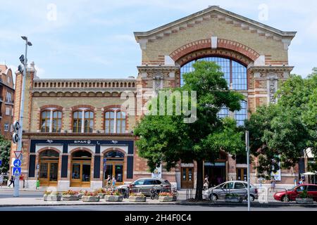 Budapest, Ungheria, 7 agosto 2019: Edificio storico del mercato Centrale (Nagy Vásárcsarnok), il più grande e più antico mercato coperto di Budapest, localizza Foto Stock