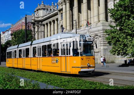 Budapest, Ungheria, 9 agosto 2019: Storico tram giallo per i passeggeri che attraversano le strade e parte del sistema di trasporto pubblico in ol Foto Stock