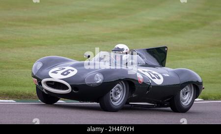 1955 Jaguar D-Type 'Longnose' con il pilota John Young durante la gara di Salvadori Cup al Goodwood 78th Members Meeting, Sussex, Regno Unito. Foto Stock