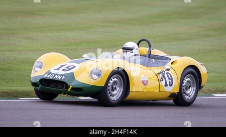 1958 Lister-Jaguar 'knobbly' con il driver Christopher Lunn durante la gara di Salvadori Cup al 78° Goodwood Members Meeting, Sussex, Regno Unito. Foto Stock