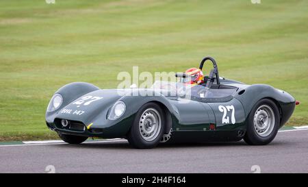 1958 Lister-Jaguar 'knobbly' con il driver Chris Ward durante la gara della Salvadori Cup al 78° Goodwood Members Meeting, Sussex, Regno Unito. Foto Stock