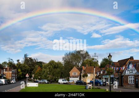 Arcobaleno pieno nel cielo sopra il verde del villaggio. High Street, Chalfont St Giles, Buckinghamshire, Inghilterra, Regno Unito, Regno Unito Foto Stock