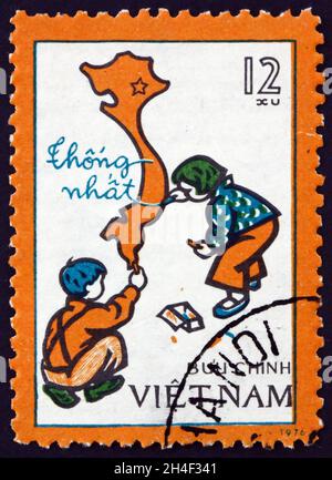 VIETNAM - CIRCA 1977: Un francobollo stampato in Vietnam mostra i bambini che disegnano la mappa di Unified Viet Nam, circa 1977 Foto Stock