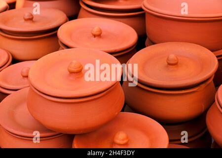 Terracotta, pentola, tazza da cucina souvenir pila presso negozio di ceramiche artigianali di strada. Terracotta prodotti fatti a mano nel mercato artigianale di Pune, India. Foto Stock