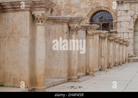 Colonne al Teatro Romano di Amman, Giordania Foto Stock