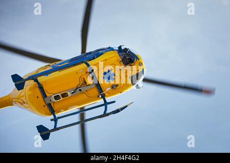 Volo elicottero di emergenza servizio medico. Temi di salvataggio, aiuto e speranza. Foto Stock