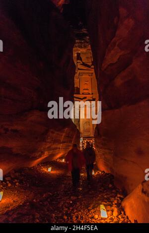 PETRA, GIORDANIA - 22 MARZO 2017: Candele incandescenti di fronte al tempio di al Khazneh il Tesoro nella città antica Petra, Giordania Foto Stock