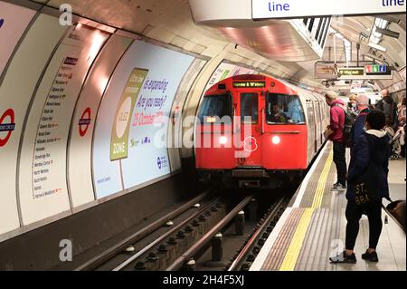 Londra, London Town, UK-Novembre 11 2021: Un treno della metropolitana di londra sulla linea Bakerloo che interner la stazione di Oxford Circus. Foto Stock