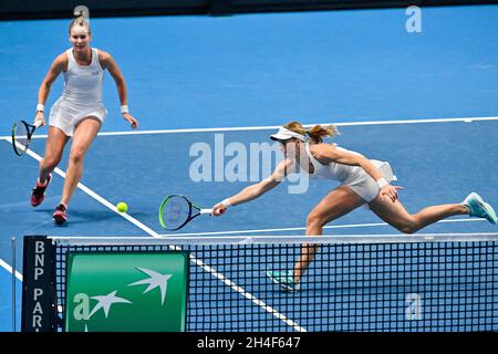 Praga, Repubblica Ceca. 2 novembre 2021. Veronika Kudermetova, a sinistra, e Liudmila Samsonova di Russia in azione durante il Gruppo A partita di tennis femminile Billie Jean King Cup (ex Fed Cup) contro Rebecca Marino e Gabriela Dabrowski del Canada a Praga, Repubblica Ceca, 2 novembre 2021. Credit: Vit Simanek/CTK Photo/Alamy Live News Foto Stock