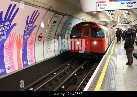 Londra, London Town, UK-Novembre 11 2021: Un treno della metropolitana di londra sulla linea Bakerloo che interner la stazione di Oxford Circus. Foto Stock