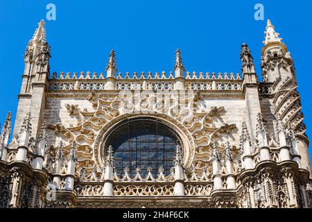 Dettagli di una ricca decorazione in stile gotico Cattedrale di Siviglia sulla porta del Principe. Spagna Foto Stock