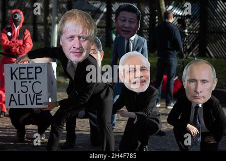 Glasgow, Regno Unito. Protesta a tema “Squid Game” della ribellione dell’estinzione, che ha detto ai leader mondiali di non giocare alla 26a Conferenza Onu sul cambiamento climatico, nota come COP26, a Glasgow, Scozia, il 2 novembre 2021. Foto: Jeremy Sutton-Hibbert/Alamy Live News, Foto Stock