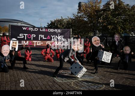 Glasgow, Regno Unito. Protesta a tema “Squid Game” della ribellione dell’estinzione, che ha detto ai leader mondiali di non giocare alla 26a Conferenza Onu sul cambiamento climatico, nota come COP26, a Glasgow, Scozia, il 2 novembre 2021. Foto: Jeremy Sutton-Hibbert/Alamy Live News, Foto Stock