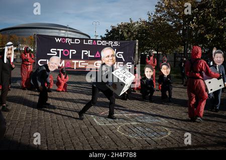 Glasgow, Regno Unito. Protesta a tema “Squid Game” della ribellione dell’estinzione, che ha detto ai leader mondiali di non giocare alla 26a Conferenza Onu sul cambiamento climatico, nota come COP26, a Glasgow, Scozia, il 2 novembre 2021. Foto: Jeremy Sutton-Hibbert/Alamy Live News, Foto Stock