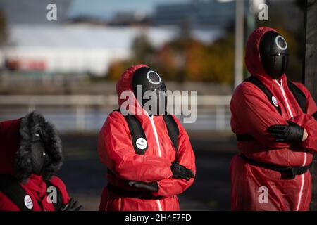 Glasgow, Regno Unito. Protesta a tema “Squid Game” della ribellione dell’estinzione, che ha detto ai leader mondiali di non giocare alla 26a Conferenza Onu sul cambiamento climatico, nota come COP26, a Glasgow, Scozia, il 2 novembre 2021. Foto: Jeremy Sutton-Hibbert/Alamy Live News, Foto Stock