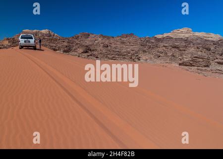 WADI RUM, GIORDANIA - 26 MARZO 2017: 4x4 Toyota su una duna di sabbia nel deserto di Wadi Rum, Giordania Foto Stock