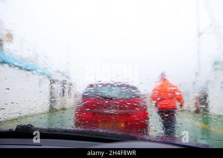 Attraversando il confine irlandese da Greencastle nell'Irlanda del Nord a Greenore nella Repubblica d'Irlanda con un traghetto per auto sulla costa orientale dell'isola. Foto Stock