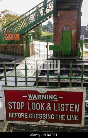 Punto di attraversamento pedonale a Medstead e alla stazione Four Marks sulla linea di Watercress Mid-Hants Hertitage Railway, Regno Unito Foto Stock