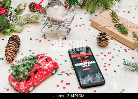 Concetto di shopping di natale online con vendita di natale in mostra sul telefono cellulare. Foto Stock