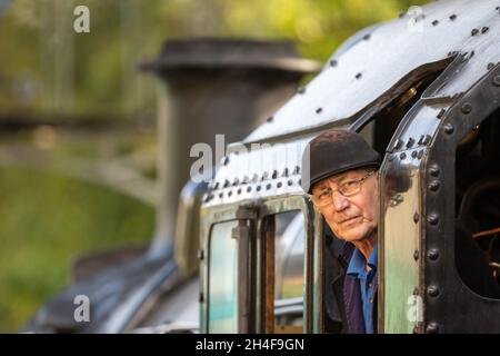 Un autista del treno a vapore in attesa parte sulla stazione ferroviaria di Watercress Line Mid-Hants, Alresford, Regno Unito Foto Stock