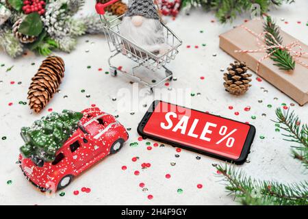 Concetto di shopping di natale online con vendita di natale in mostra sul telefono cellulare. Foto Stock