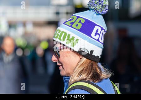 Glasgow, Scozia, Regno Unito. 2 novembre 2021: Un volontario al di fuori dello Scottish Event Campus (SEC) il terzo giorno della conferenza ONU sui cambiamenti climatici COP26. Credit: SKULLY/Alamy Live News Foto Stock
