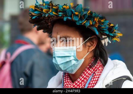 Glasgow, Scozia, Regno Unito. 2 novembre 2021: Un delegato che indossa un headdress al di fuori dello Scottish Event Campus (SEC) il terzo giorno della conferenza delle Nazioni Unite sui cambiamenti climatici COP26. Credit: SKULLY/Alamy Live News Foto Stock