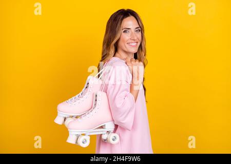 Profilo foto laterale di giovane donna felice sorriso positivo hobby sportswoman isolato su sfondo giallo Foto Stock