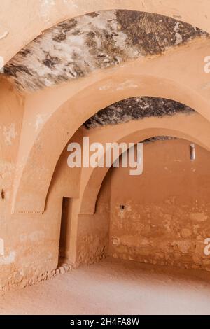 Archi a Qasr Kharana talvolta Arrana, al-Kharanah, Kharaneh, Kharana o Hraneh, castello nel deserto nella Giordania orientale Foto Stock