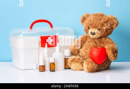 Orsacchiotto e kit di pronto soccorso con medicinali e pillole. Foto Stock