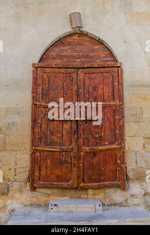 Vecchia porta di legno nella città di Salt, Giordania Foto Stock