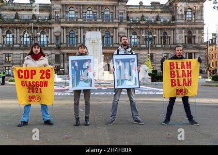 ANV 21, un gruppo di pressione non violento francese a favore del clima ha organizzato una manifestazione a George Square, Glasgow, durante la conferenza COP26 sul clima, sostenendo che il presidente francese EMMANUEL MACRON era colpevole di inazione riguardo al cambiamento climatico. Credit: Findlay/Alamy Live News Foto Stock