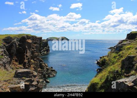 Vista della costa frastagliata lungo Elliston Terranova e l'Oceano Atlantico. Foto Stock