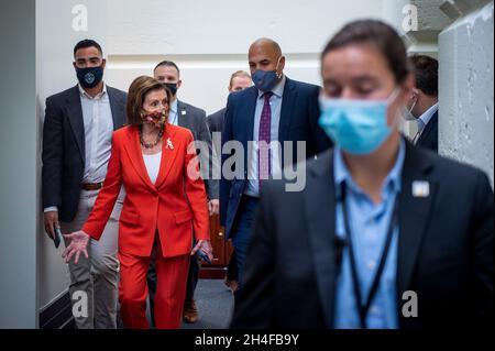 Washington, Vereinigte Staaten. 2 novembre 2021. Il relatore della Camera dei rappresentanti degli Stati Uniti Nancy Pelosi (democratico della California) arriva per la riunione del Caucus democratico della Camera al Campidoglio degli Stati Uniti a Washington, DC, martedì 2 novembre 2021. Credit: Rod Lammey/CNP/dpa/Alamy Live News Foto Stock