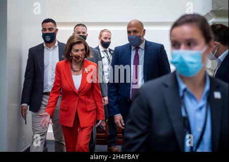 Washington, Vereinigte Staaten. 2 novembre 2021. Il relatore della Camera dei rappresentanti degli Stati Uniti Nancy Pelosi (democratico della California) arriva per la riunione del Caucus democratico della Camera al Campidoglio degli Stati Uniti a Washington, DC, martedì 2 novembre 2021. Credit: Rod Lammey/CNP/dpa/Alamy Live News Foto Stock