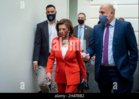 Washington, Vereinigte Staaten. 2 novembre 2021. Il relatore della Camera dei rappresentanti degli Stati Uniti Nancy Pelosi (democratico della California) arriva per la riunione del Caucus democratico della Camera al Campidoglio degli Stati Uniti a Washington, DC, martedì 2 novembre 2021. Credit: Rod Lammey/CNP/dpa/Alamy Live News Foto Stock