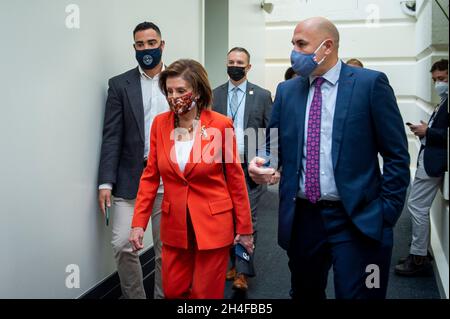 Washington, Vereinigte Staaten. 2 novembre 2021. Il relatore della Camera dei rappresentanti degli Stati Uniti Nancy Pelosi (democratico della California) arriva per la riunione del Caucus democratico della Camera al Campidoglio degli Stati Uniti a Washington, DC, martedì 2 novembre 2021. Credit: Rod Lammey/CNP/dpa/Alamy Live News Foto Stock