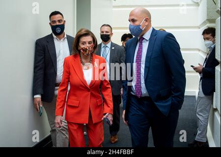 Washington, Vereinigte Staaten. 2 novembre 2021. Il relatore della Camera dei rappresentanti degli Stati Uniti Nancy Pelosi (democratico della California) arriva per la riunione del Caucus democratico della Camera al Campidoglio degli Stati Uniti a Washington, DC, martedì 2 novembre 2021. Credit: Rod Lammey/CNP/dpa/Alamy Live News Foto Stock