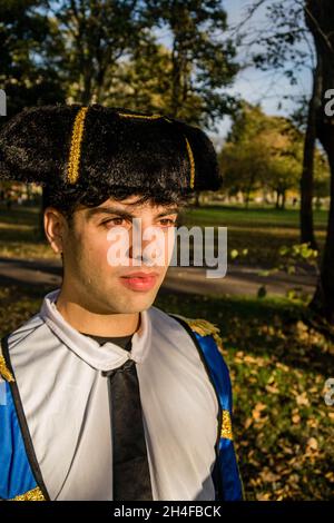 Un uomo vestito come bullfighter pone nel sole di inverno Foto Stock